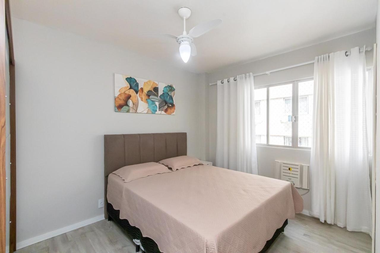 Apto Pe Na Areia, Direcao Ilha-balneario Camboriu. Apartamento *